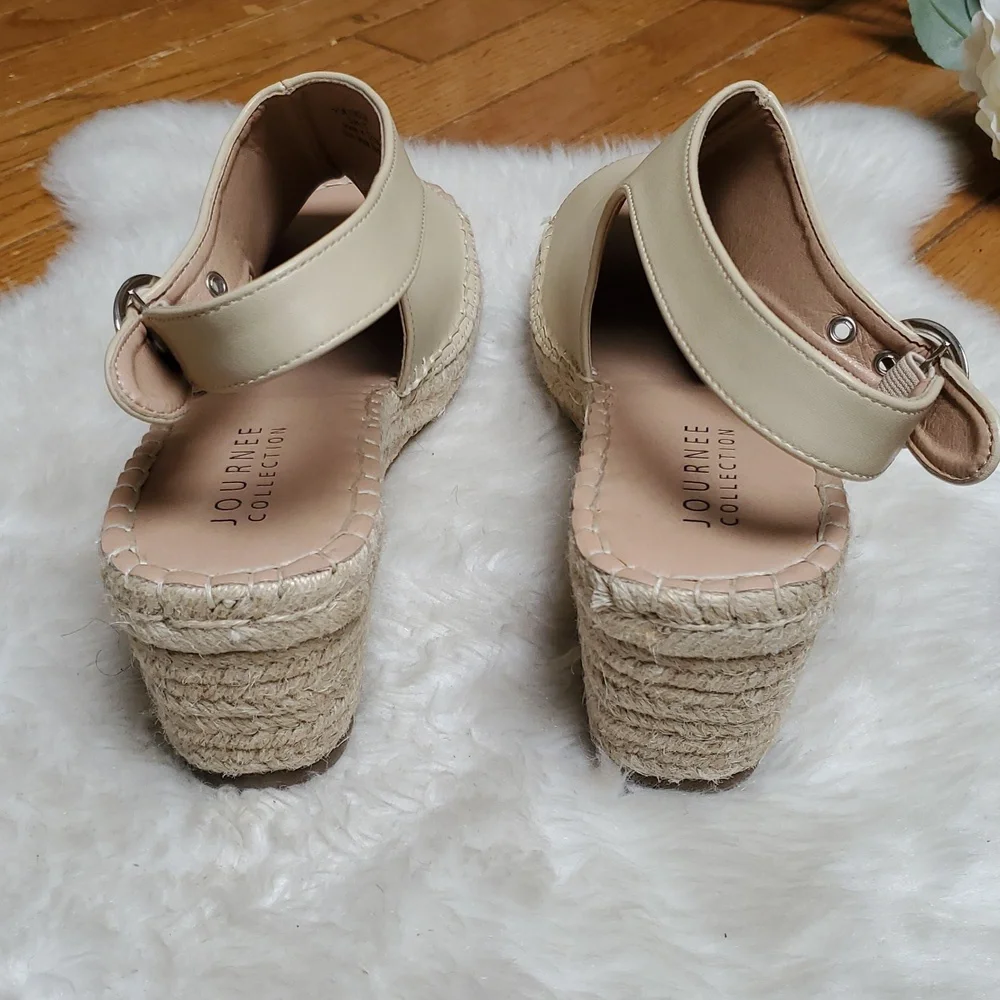 Journee Collection step out